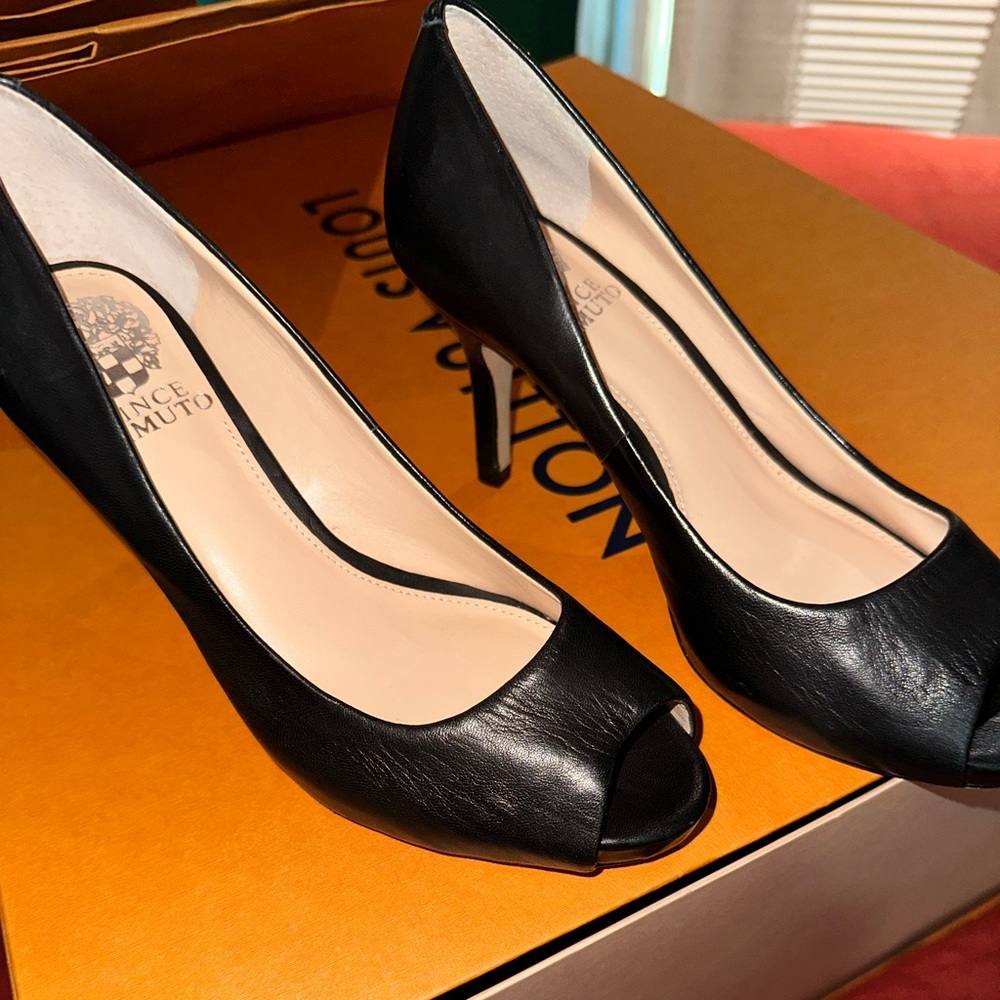 Vince Camuto peep toe black heels. Sixe 6 and Comfortable